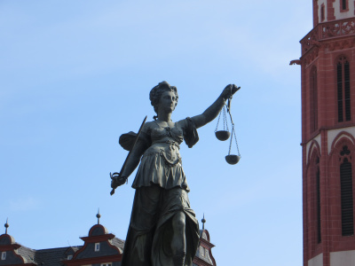 Justitia mit verbundenen Augen, Schwert und Waage