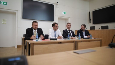 Foto: Justizminister Christian Heinz, Präsident des Oberlandesgerichts, Dr. Alexander Seitz und dem Präsidenten des Landgerichts Frankfurt am Main, Prof. Dr. Carsten Paul